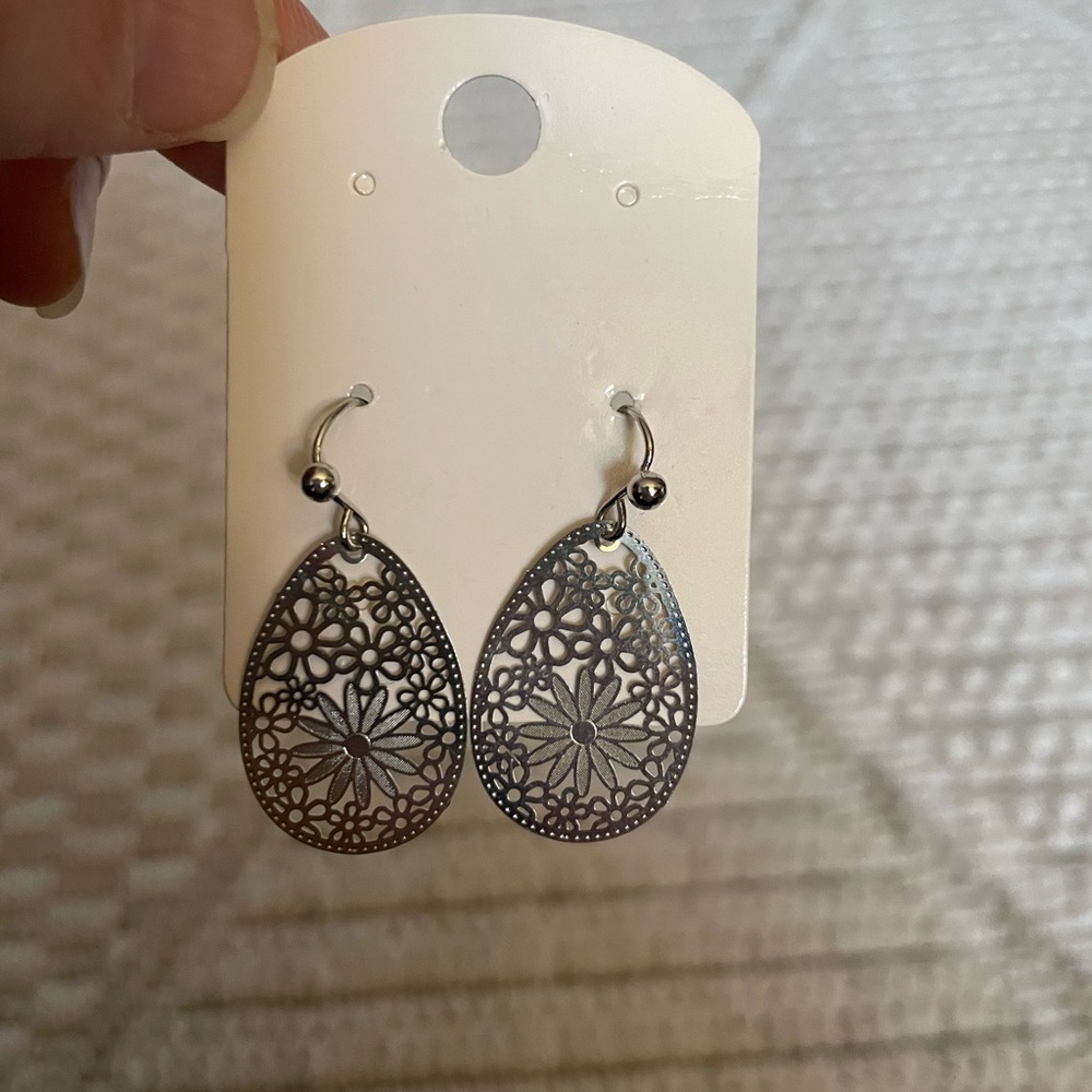 Daisy Teardrop Earrings - Silver tone Design